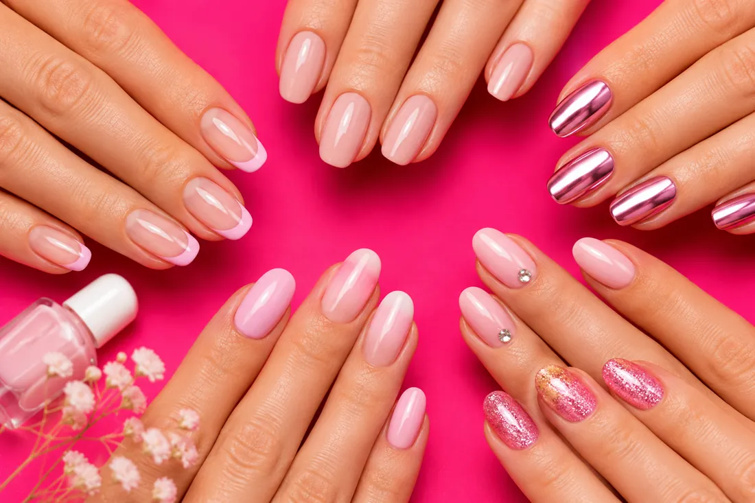 Mains avec différentes idées d’ongles roses nude chrome pailleté et french sur fond coloré
